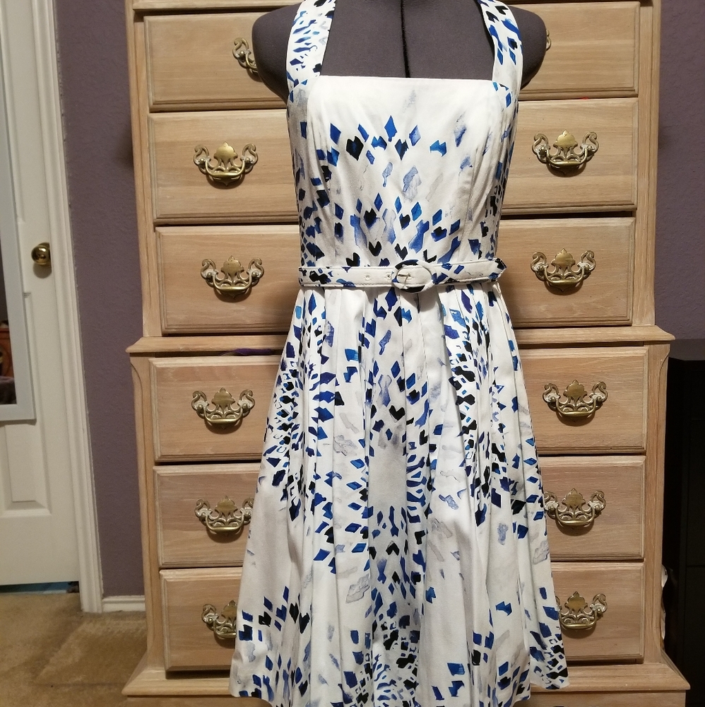 White House Black Market White Sleeveless Dress with Blue Print Size 0